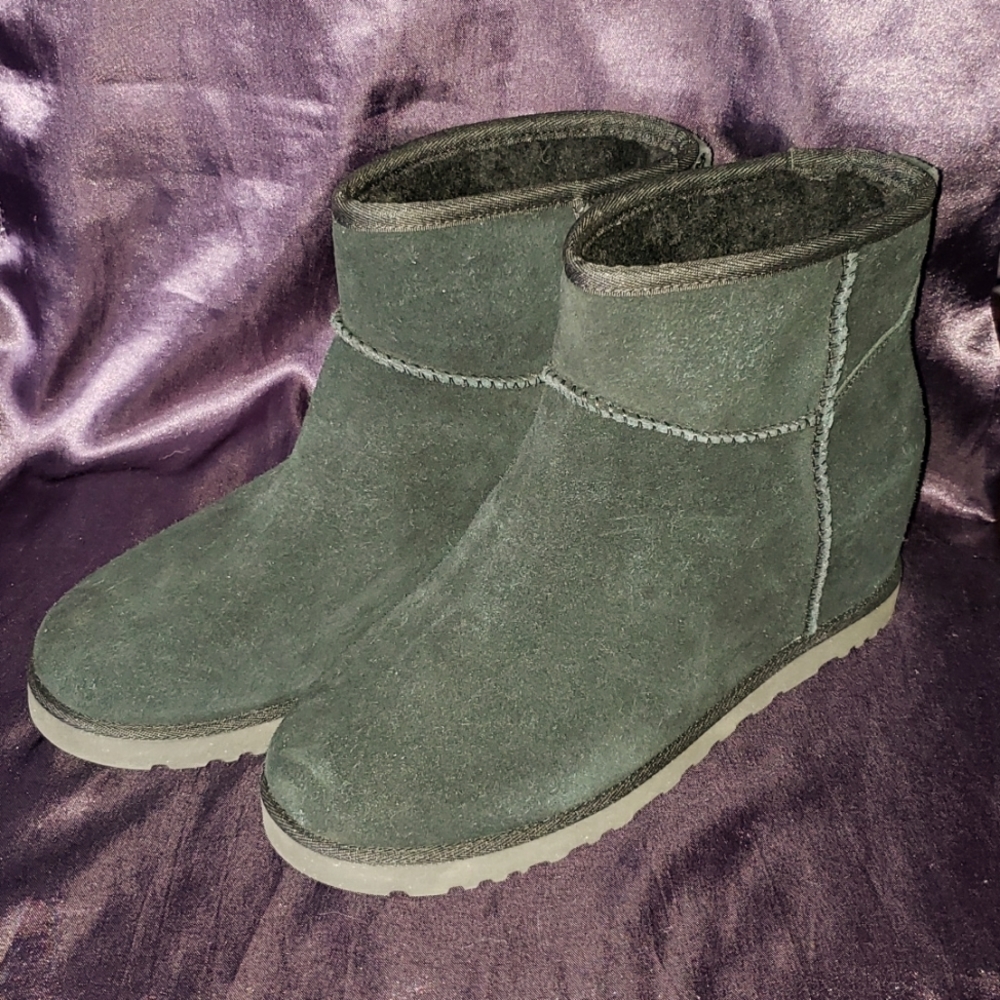 NWOB UGG Women's Classic Femme Mini Boot in Black Sz. 11